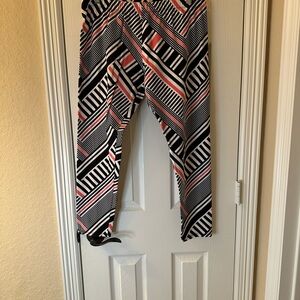 💜3/$15 Stylish Black and Pink Striped Leggings